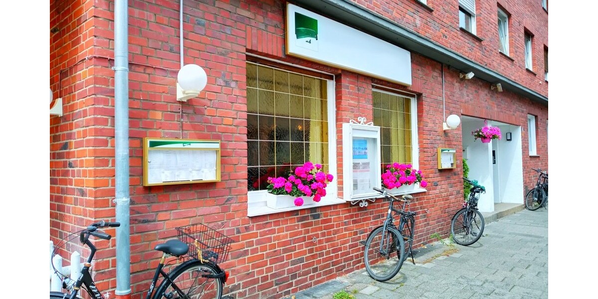 Fassade mit Schaukästen